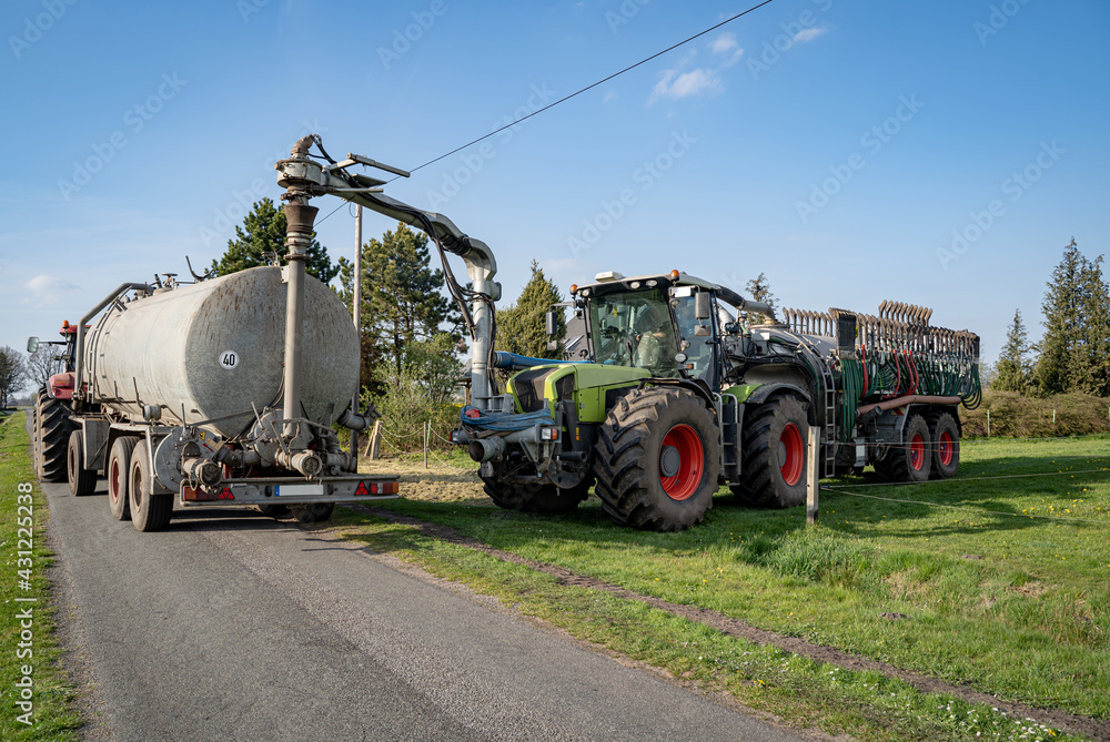 Bodennahe und präzise Gülleausbringung auf Grünland mit moderner Landtechnik - landwirtschaftliches Symbolfoto.