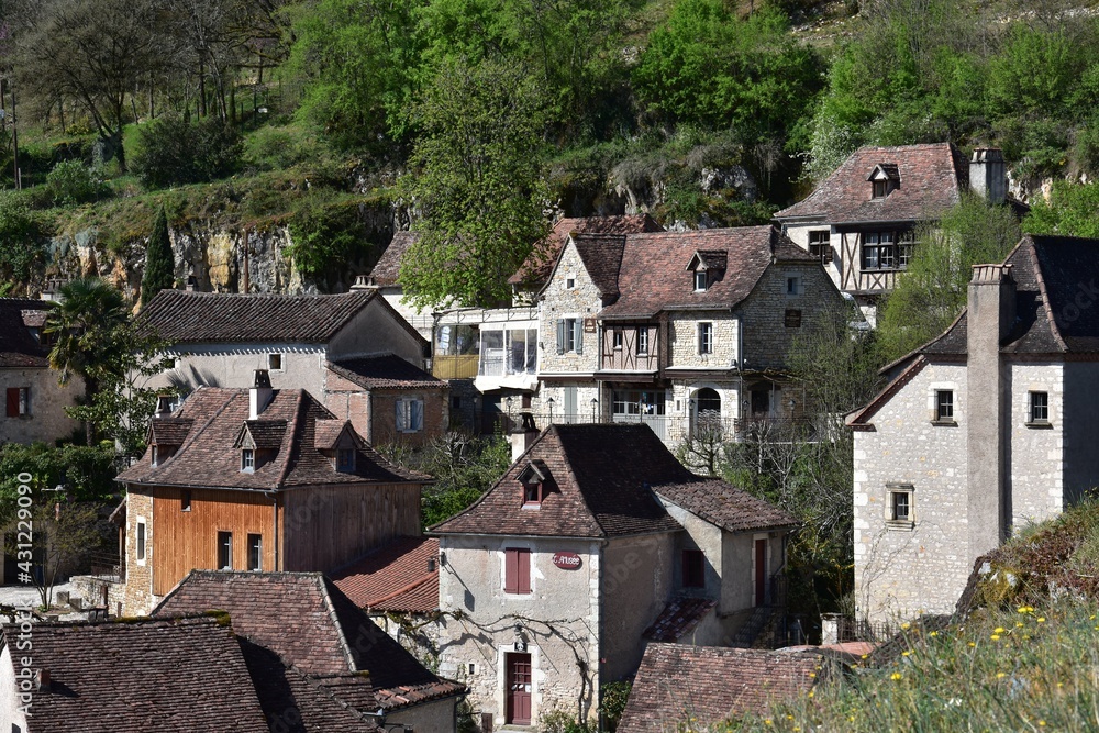 Le village de Saint-Cirq-Lapopie dans le Lot.