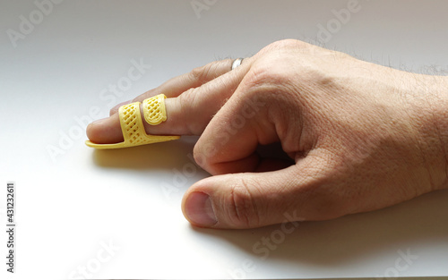 A splint (fixing splint) on the middle (third) toe in case of rupture of the extensor tendon of the toe (at the level of the distal phalanx). The injury is called a "hammer finger" or "baseball finger