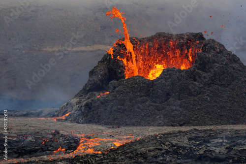 Aktiver Vulkankrater in Island photo