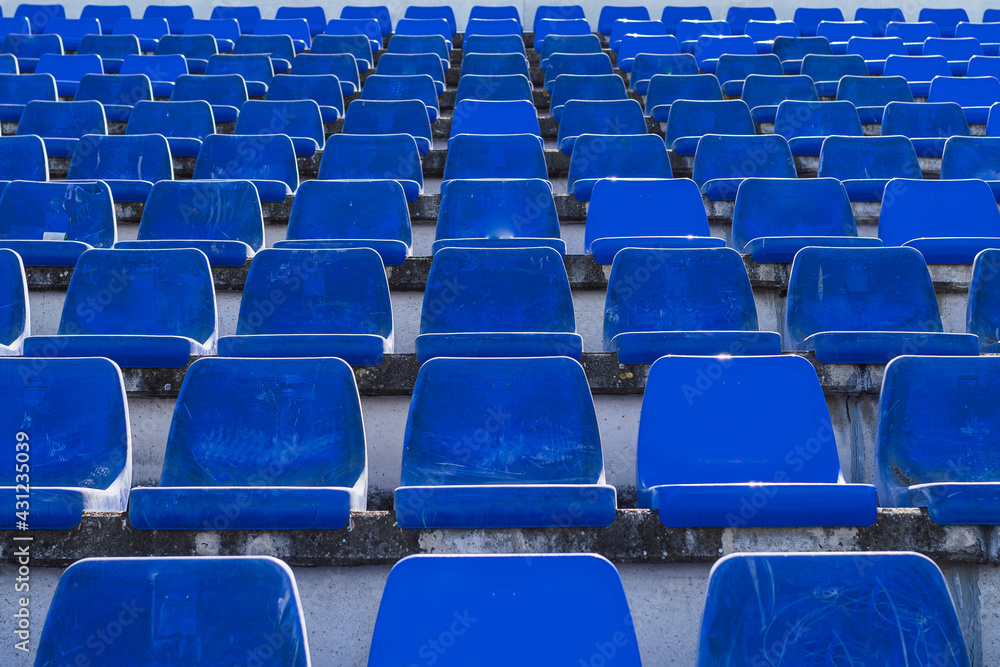 Naklejka premium Gradas de estadio de futbol modesto con asientos de color azul