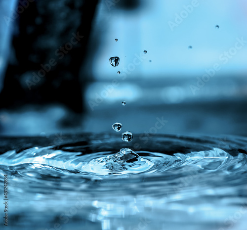 A drop of water falls on the surface of the water © Putnik_mira