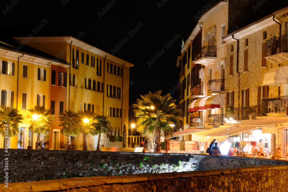 Fototapeta premium Sirmione am Abend, Lago di Garda, Italy