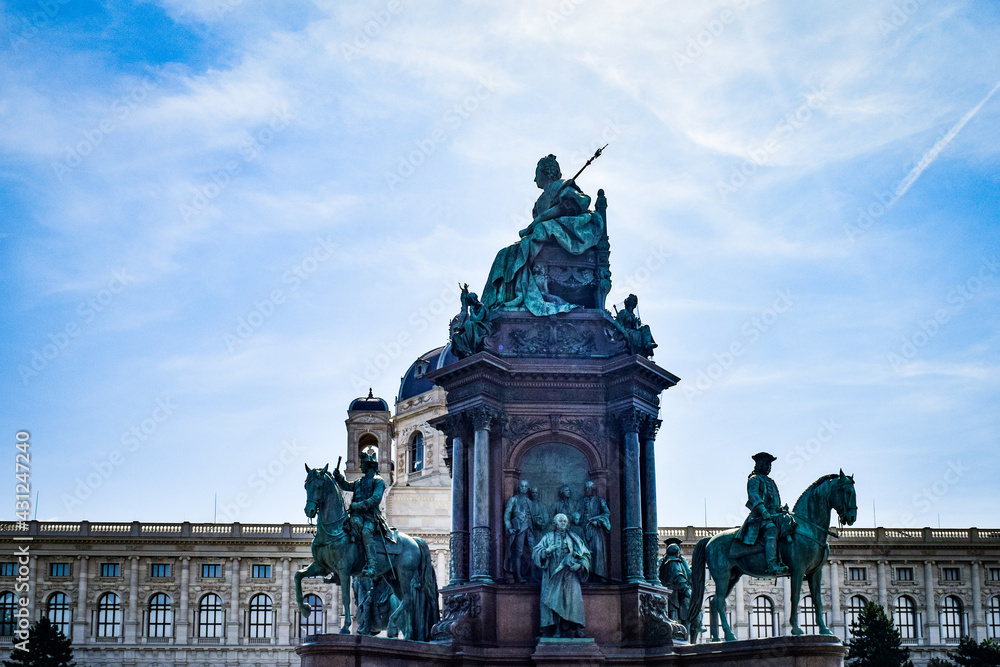 ウィーン、美術史美術館、自然史博物館、マリアテレジア像周辺の情景