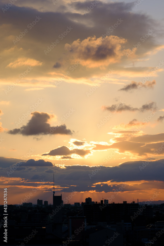 神戸市東灘区の高層マンションからの日の出、東の空がオレンジ色に染まり、神戸・芦屋・西宮の街並みがシルエットで浮かぶ。一日の始まり 神戸市東灘区の高層マンションからの日の出、東の空がオレンジ色に染まり、神戸・芦屋・西宮の街並みがシルエットで浮かぶ。一日の始まり