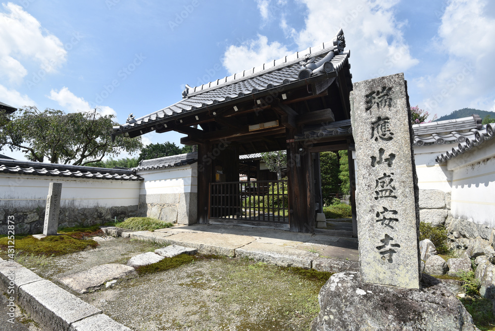 Naklejka premium 盛安寺 山門 滋賀県大津市坂本