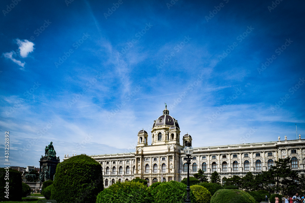 ウィーン、美術史美術館、自然史博物館、マリアテレジア像周辺の情景