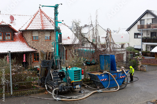 Bohrung eines Tiefbrunnen im Garten eines Wohnhauses - Drilling a deep well in the garden of a residential house