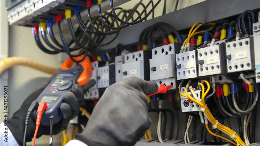 Electricity and electrical maintenance service, Engineer checking