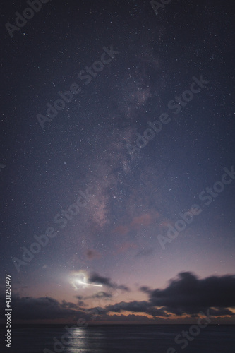 宮古島で薄暮の天の川から発する閃光 © WATA3