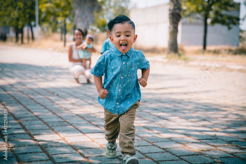 Niño corriendo con felicidad 