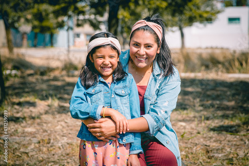 Madre e Hija Mexicana sonriendo en el dia de la madre. © Huziel