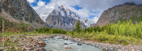 Foto Panoramic view of a mountain gorge with a river, Altai