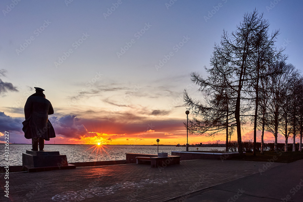 Fototapeta premium sunset on the background of the monument and the river
