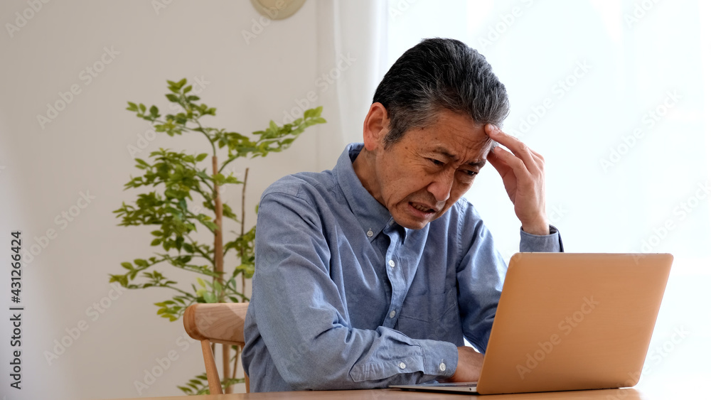 インターネットサーフィンで困るシニア男性