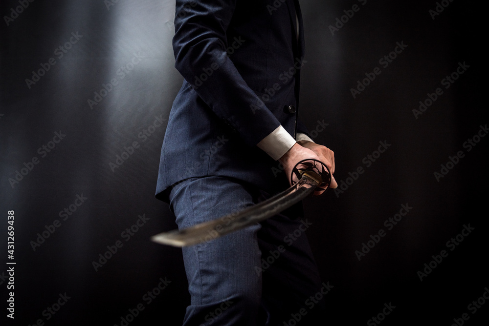 日本刀を構えるスーツ姿の人物 Stock Photo | Adobe Stock