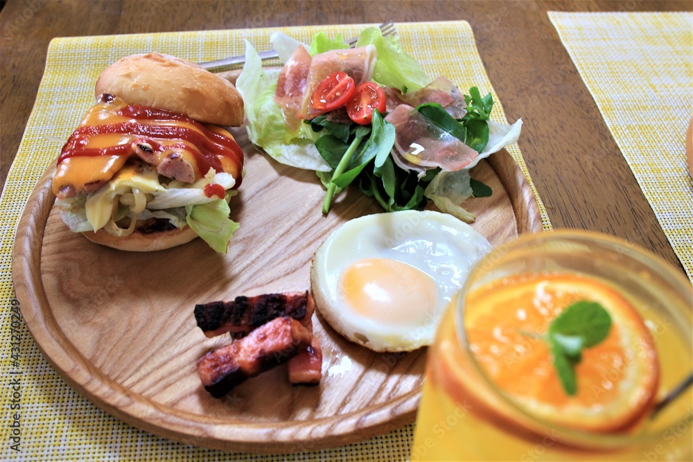 チーズウインナーバーガーの昼食(飲み物はミカンエイド) チーズウインナーバーガーの昼食(飲み物はミカンエイド)