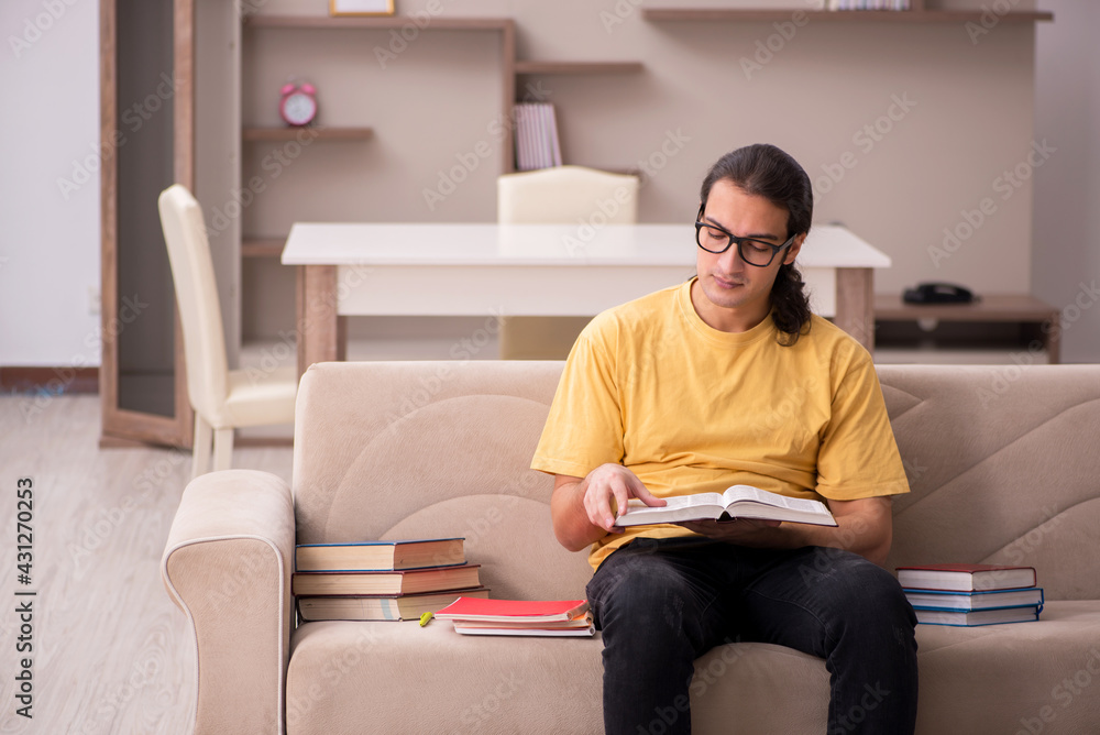 Obraz premium Young male student preparing for exams at home