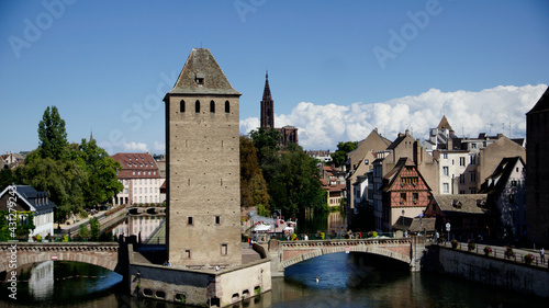 Wehrtürme auf der mittelalterlichen Brücke über die Ill mit bedeckter Brücke, ponts couvert, im Viertel von Straßburg petite France, blauer Himmel mit Wolken