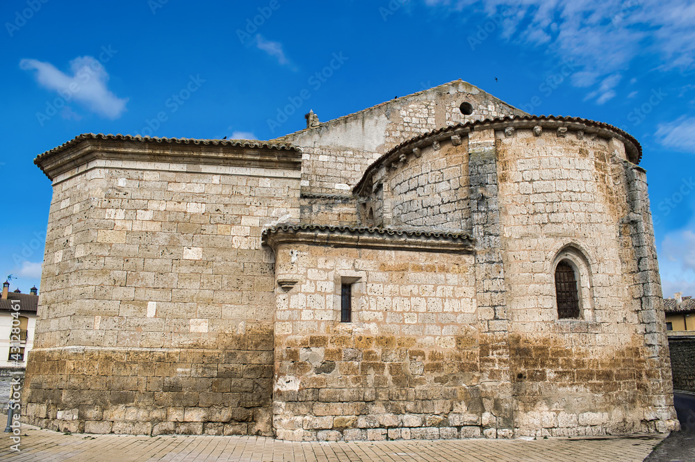 Iglesia de estilo románico siglo XII de Santiago apóstol en Villalba de los Alcores, provincia de Valladolid, España