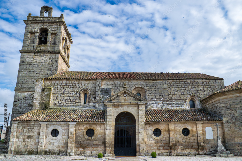Vista fachada frontal iglesia Santiago apóstol de Villalba, provincia