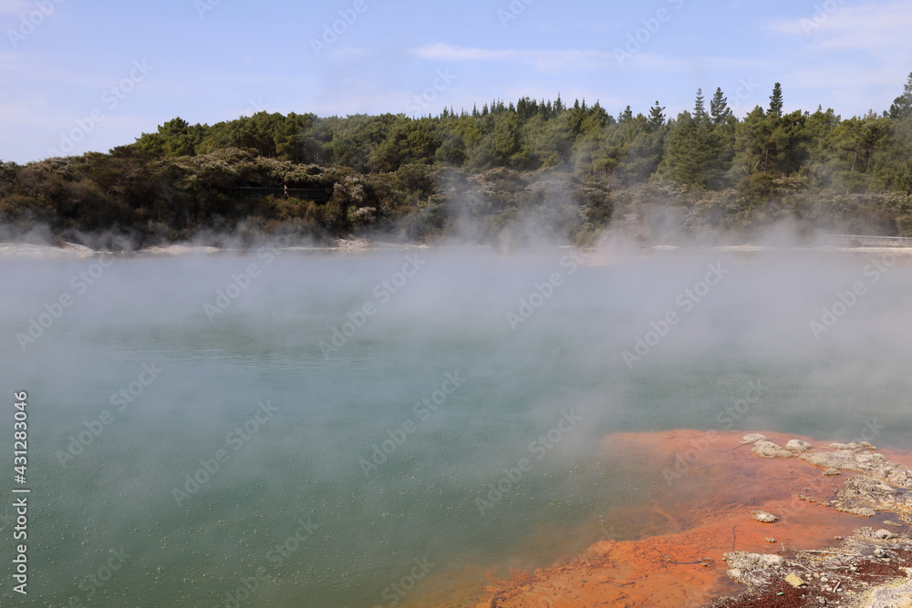 Wai-O-Tapu Thermalwunderland - The Champagne Pool / Wai-O-Tapu Thermal Wonderland - The Champagne Pool /