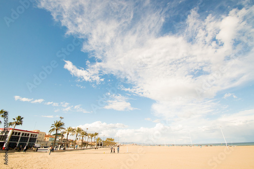 La spiaggia della Malvarrosa di Valencia in Spagna. Sole, calore, mare e tanta voglia di estate.