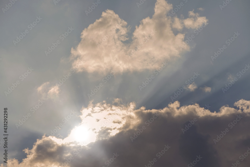 Obraz premium Beautiful calm cloudy sky background. Nature wall paper. Sun flare