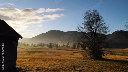 Hinter der Hütte befindet sich eine morgenstimmung, welche den Fuschlsee, umringt von Berggipfeln enthüllt. photo