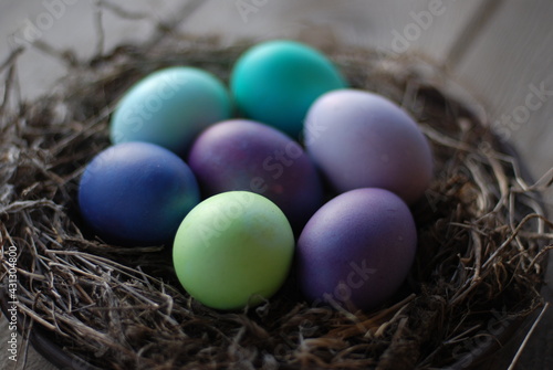 Пасхальные яйца в гнезде