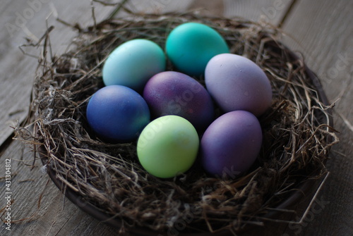 Пасхальные яйца в гнезде