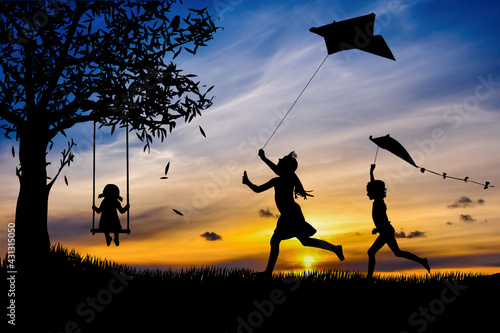 Sylwetki dzieci bawiące się latawcami i na huśtawce