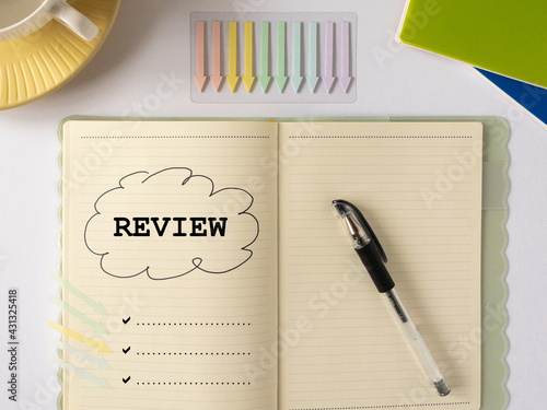 Foto 矢印型ふせんが示す「REVIEW」（復習）ポイント