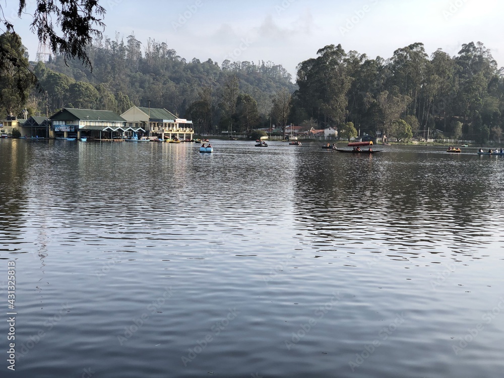 Fototapeta premium Boating in the lake at a tourist spot 