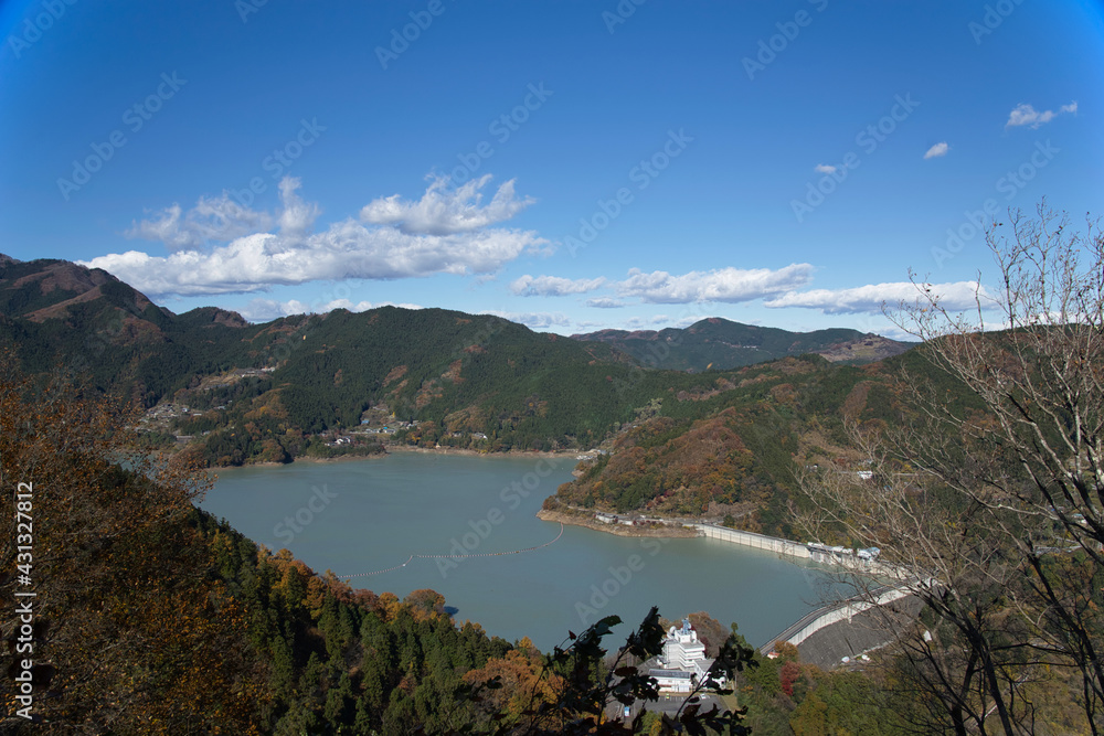 埼玉県神川町にある城峯公園の展望台から見える下久保ダム（神流湖）