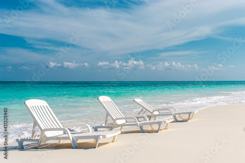 Empty chairs on a Caribbean beach © Fernando