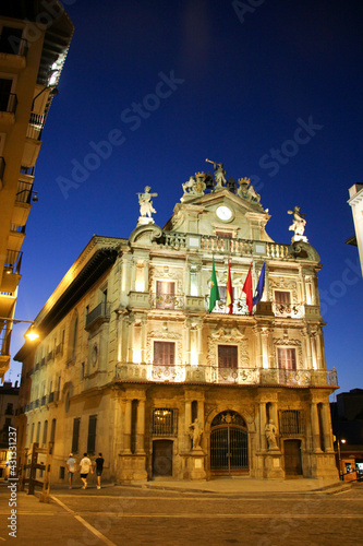 Pamplona City Council illuminated at night and with 4 flags