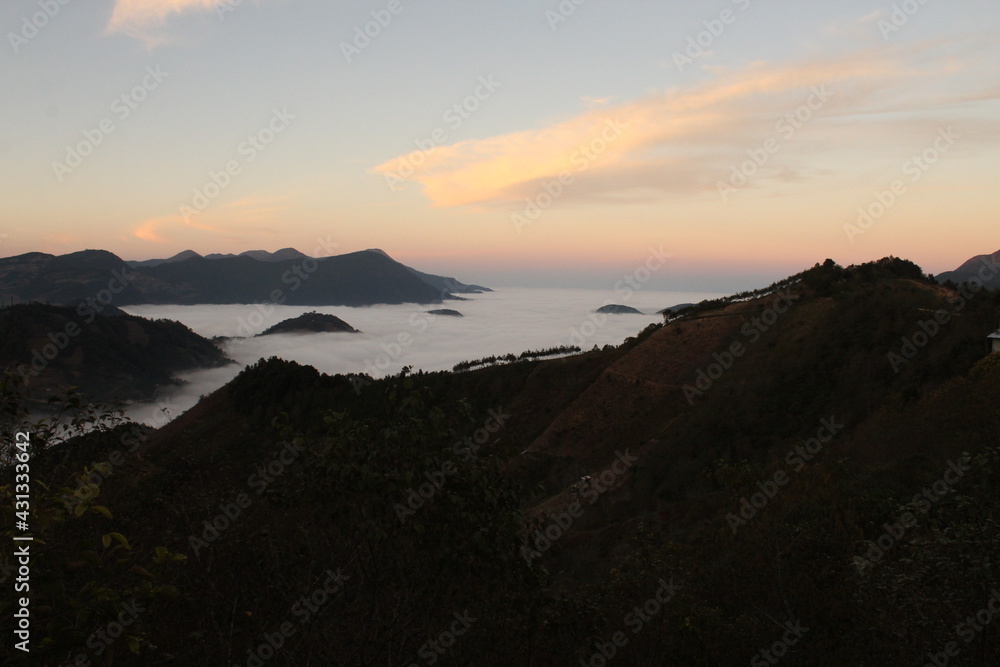 pueblo debajo de la neblina pueblo debajo de la neblina