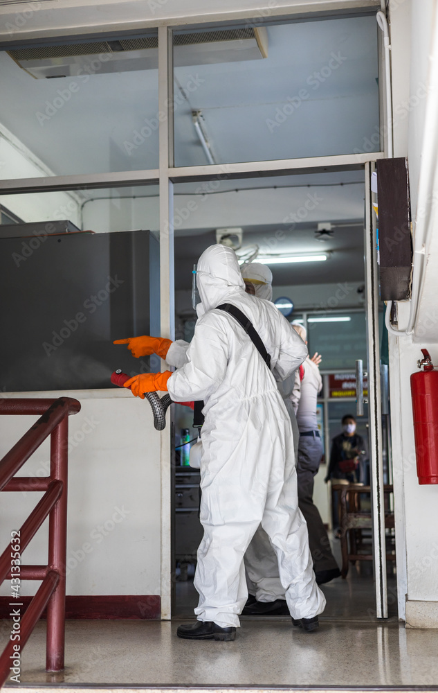 Both of them, wearing PPE uniforms, were sprayed to clean the glass room. Both of them, wearing PPE uniforms, were sprayed to clean the glass room.