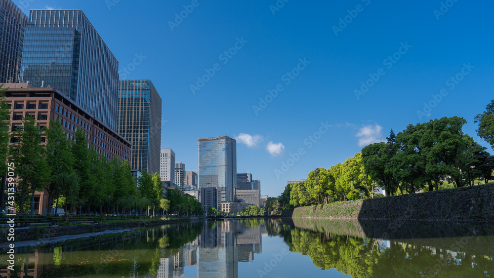 東京丸の内・皇居外苑のオフィス街とお堀