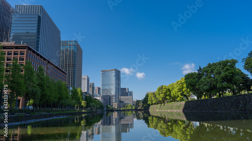東京丸の内・皇居外苑のオフィス街とお堀 © aomas