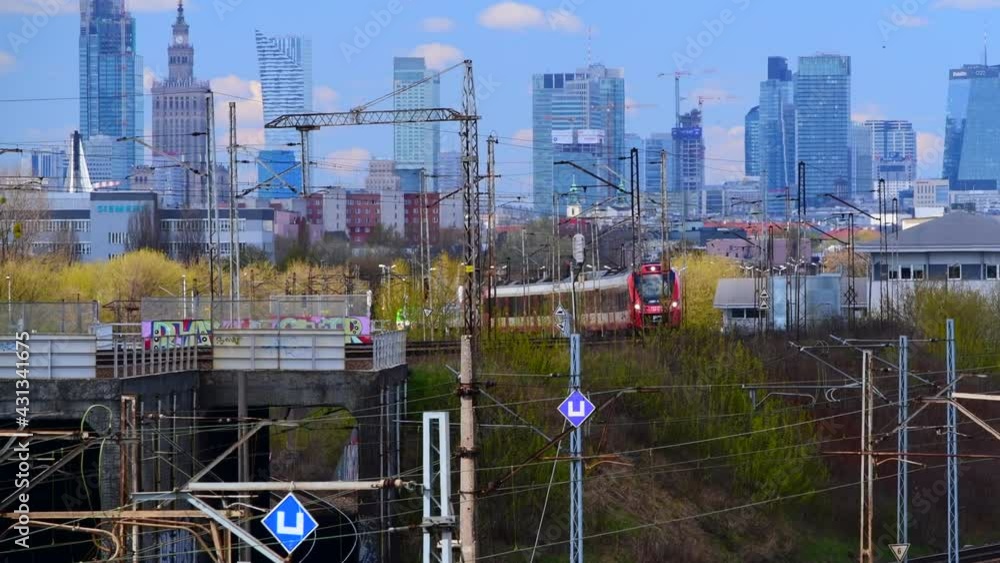 Pociągi pasażerskie w okolicy dworca Warszawa Wschodnia.
