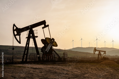 Fényképezés oil pumps and electric windmills at sunset