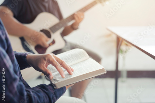Fotografija Christian groups sing worship and praying and seek the blessings of God with the Holy Bible