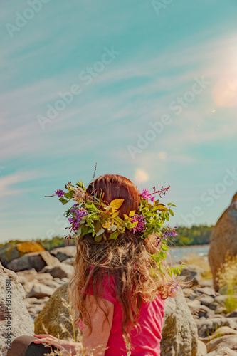Brünette Frau mit Blumenkranz in Schweden