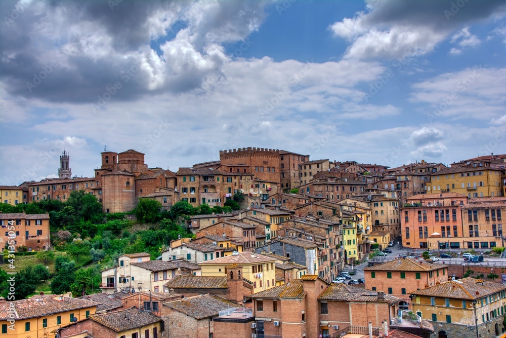 Fototapeta premium Beautiful panoramic view of the historic city of Siena, Italy.