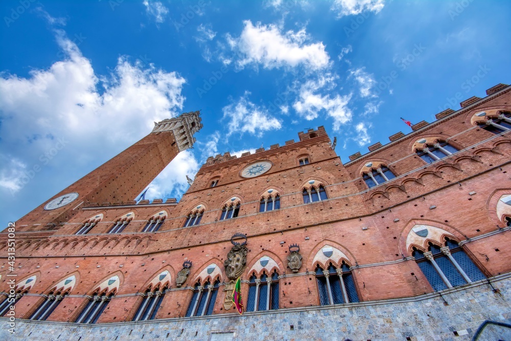 Fototapeta premium Piazza del Campo with The Torre del Mangia tower in Siena.