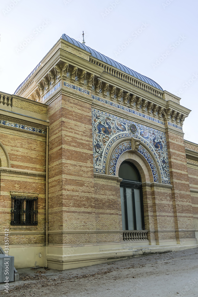 Obraz premium Architectural fragments of Palace Velasquez (Palacio de Velasquez or Palacio de Exposiciones, 1883) in public Buen Retiro Park, Madrid, Spain.