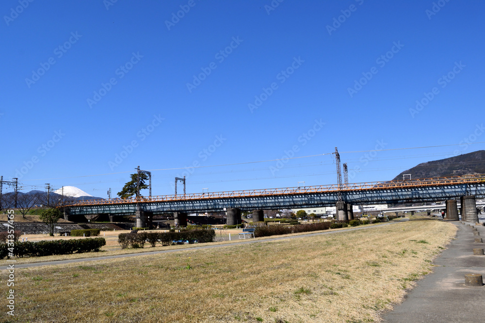 神奈川県松田 酒匂川遊歩道 小田急線橋梁方面