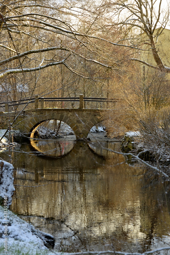 Alte Brillenbrücke im Winter